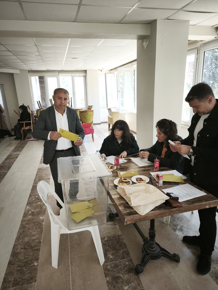 HudaPar_Malatya's tweet photo. Akçadağ İlçe Teşkilatımızın 4. Olağan Kongresi, İl Başkanımız @behcet_sevgili 'nin katılımıyla tamamlandı.
Kongrede konuşan İl Başkanımız Behçet Sevgili, görev süresi boyunca göstermiş olduğu emek ve gayretlerinden dolayı önceki İlçe Başkanımız Gökhan İpek’e teşekkür etti. Yeni İlçe Başkanımız Hamdi Şahin ile birlikte Akçadağ’da hayırlı hizmetlere imza atacaklarına olan inancını ifade etti.
Görevi devralan Hamdi Şahin’e muvaffakiyetler diliyor, kongremiz'in İlçemize, teşkilatımıza ve davamıza hayırlı olmasını temenni ediyoruz.