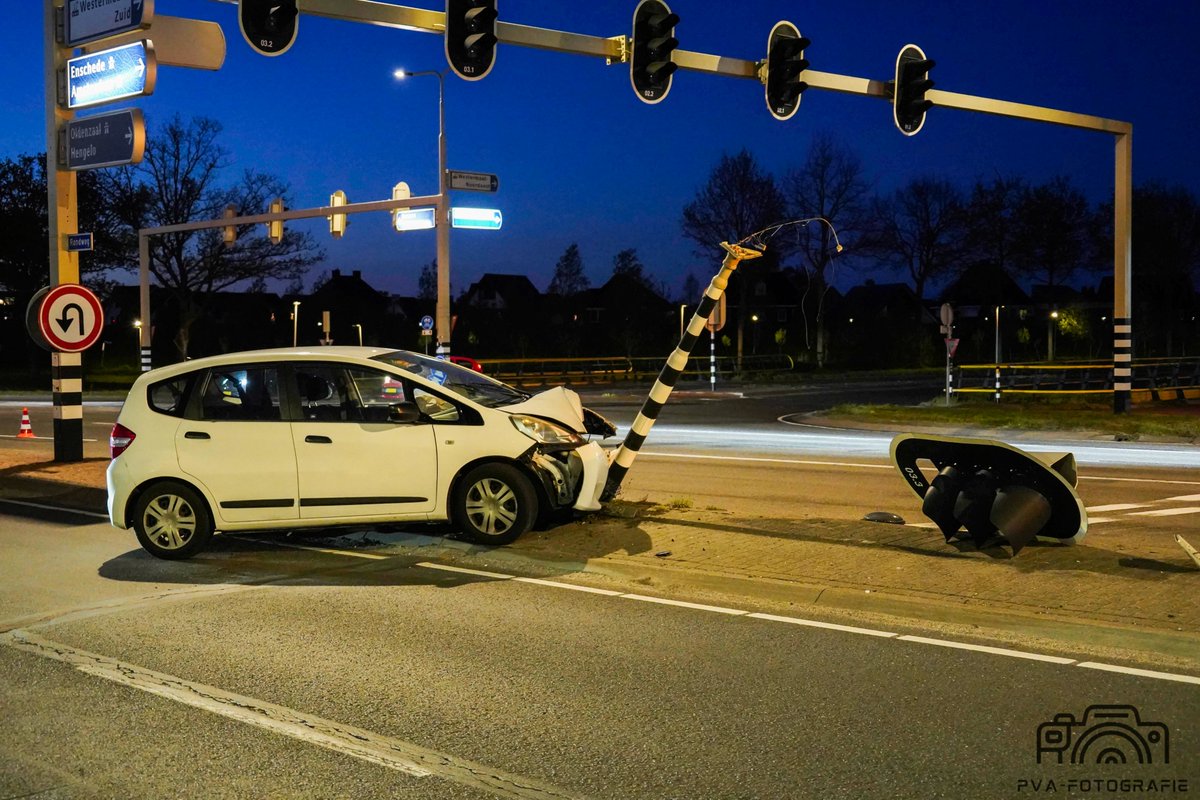 Automobilist botst tegen verkeerslicht in Hengelo