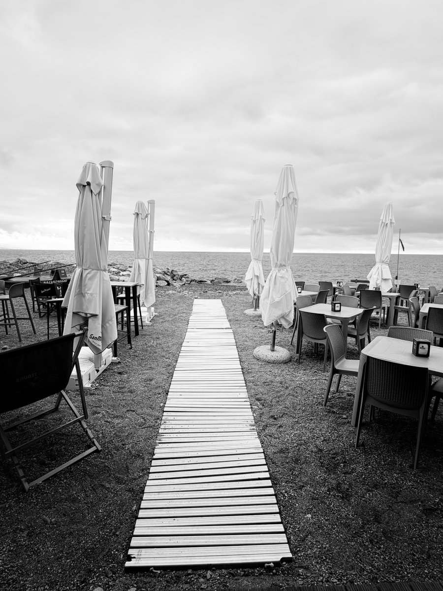 Alonein43672278's tweet photo. #photography #blackandwhite #restsurant #tables #chairs #umbrellas #gangway #clouds https://t.co/rPLCLVLxgh