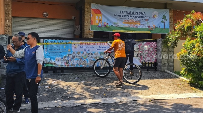 suaradotcom's tweet photo. Rangkuman Topik Trending "Daycare" Hari Ini (25 April 2026)

Hari ini, kata kunci "daycare" trending di Indonesia karena kasus dugaan kekerasan dan penelantaran anak di Little Aresha Daycare (juga disebut Little Aresha PG-TK), yang berlokasi di Jalan Pakel Baru Utara No. 27, Sorosutan, Umbulharjo, Kota Yogyakarta. 

Kronologi Singkat

Penggerebekan: 

Pada Jumat sore (24 April 2026), Polresta Yogyakarta menggerebek tempat tersebut setelah laporan viral di media sosial (Threads, Instagram, X/Twitter). Lokasi langsung disegel dengan police line. 

Dugaan Kekerasan: 

Anak-anak (balita) diikat tangan/kaki, ditelanjangi (hanya pakai popok/pampers), tidur di lantai, dan mulut dibekap agar tidak menangis.

Ada laporan lebam, cakaran, bekas luka, dan trauma psikis (salah satu anak dikunci di kamar mandi).

Beberapa anak menunjukkan ketakutan berlebih saat diantar ke daycare. 

Respons: 

Polisi mengamankan puluhan orang (pengasuh dan pihak yayasan). Dinas PPPA DIY dan KPAID Kota Jogja turun tangan untuk pendampingan psikologis anak korban. Daycare ini diduga tidak memiliki izin operasional resmi. 

Reaksi Publik

Kasus ini langsung meledak di medsos. Banyak orang tua korban curhat soal trauma anak mereka, ulasan Google Maps daycare diserang netizen, dan muncul kritik keras terhadap orang tua yang "memilih daycare" vs. tuntutan kerja. Kasus ini mengingatkan pada kasus serupa sebelumnya di Depok (Wensen School) tahun lalu. 

Dampak dan Peringatan

Memicu kekhawatiran luas soal keamanan daycare swasta di Indonesia.

Banyak netizen menekankan pentingnya cek izin, review, dan pantauan orang tua.

Polisi dan pemerintah daerah masih melakukan pendalaman; belum ada keterangan resmi lengkap soal jumlah korban atau tersangka.

Kasus ini jadi pengingat keras bahwa daycare harusnya tempat aman, tapi pengawasan ketat dan kepercayaan sangat diperlukan. Semoga cepat terungkap dan ada keadilan untuk anak-anak. 

Dirangkum menggunakan SuperGrok X
Foto: Putu Ayu Palupi/SuaraJogja
-DG