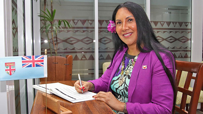 MOSCIATTI denuncia q PAKARATI estando en santiago, en un cargo administrativo percibe $17 palos mensuales, ya lleva un mes y medio este gobierno, ¿q espera para EXPULSARLA y continúe de cómplice de este vulgar CHOREO?