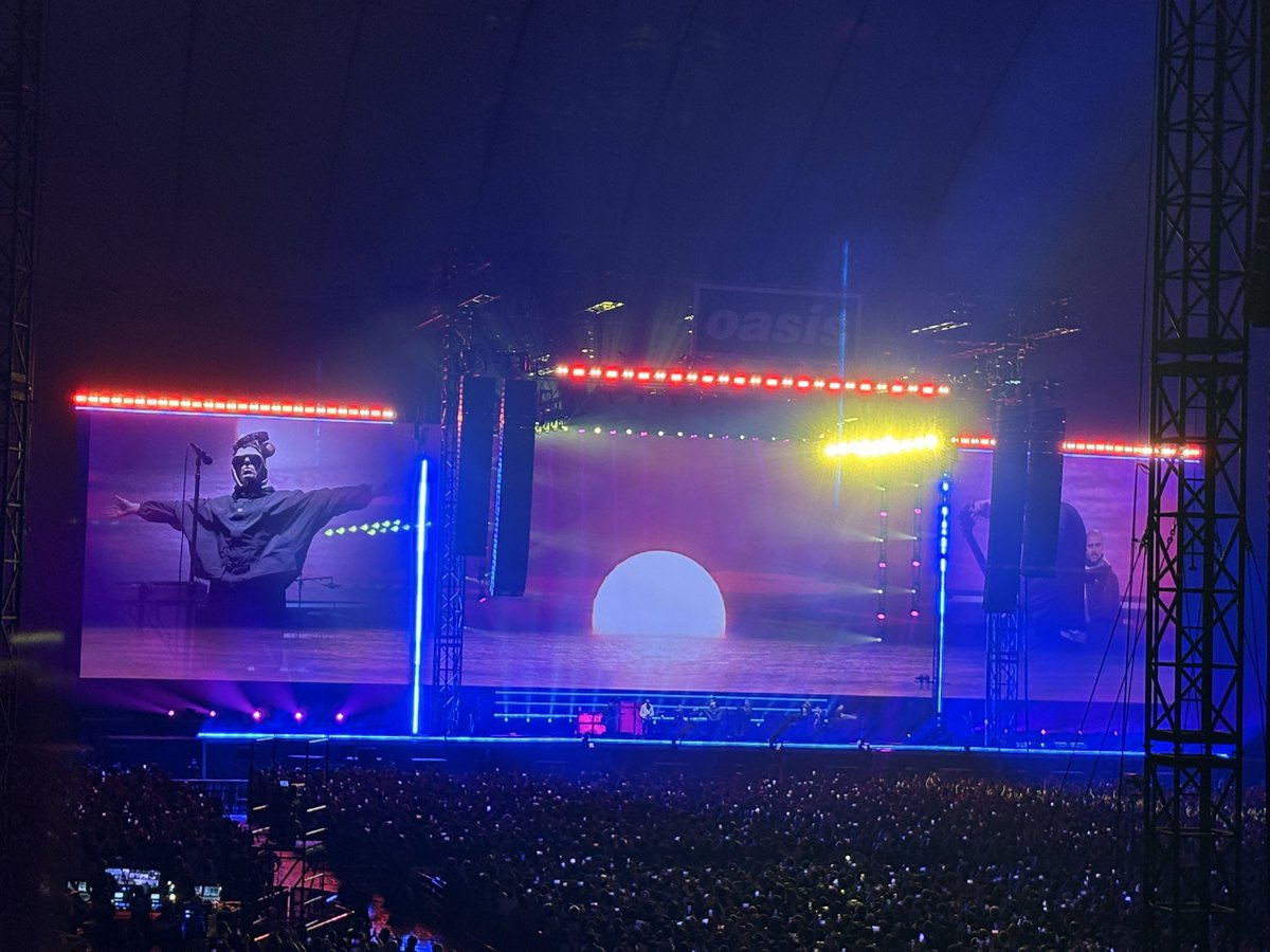 WoNaoya's tweet image. 再結成が発表され、2人が並んだ写真、ツアー決定、ノエルとリアムがスタジオでリハしてる！？ とか色んな情報が流れてきて気がつけば東京ドーム18:30。
oasisを観るまでずっとずっとドキドキワクワクしてた。
ソロでは何十回と2人を観てるのに、2人が揃うと大きい魔法がかかってた。LOVE

#OasisLive25