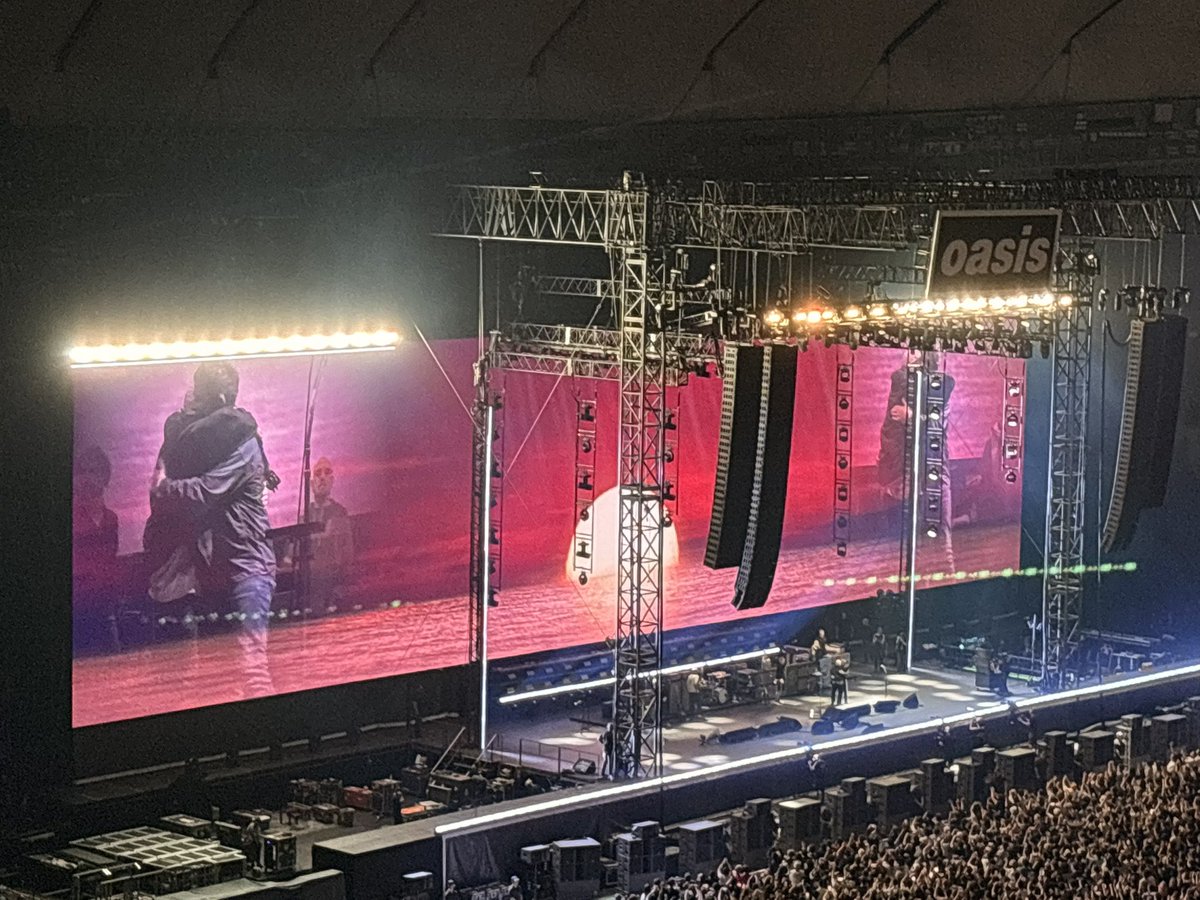 WoNaoya's tweet image. 再結成が発表され、2人が並んだ写真、ツアー決定、ノエルとリアムがスタジオでリハしてる！？ とか色んな情報が流れてきて気がつけば東京ドーム18:30。
oasisを観るまでずっとずっとドキドキワクワクしてた。
ソロでは何十回と2人を観てるのに、2人が揃うと大きい魔法がかかってた。LOVE

#OasisLive25