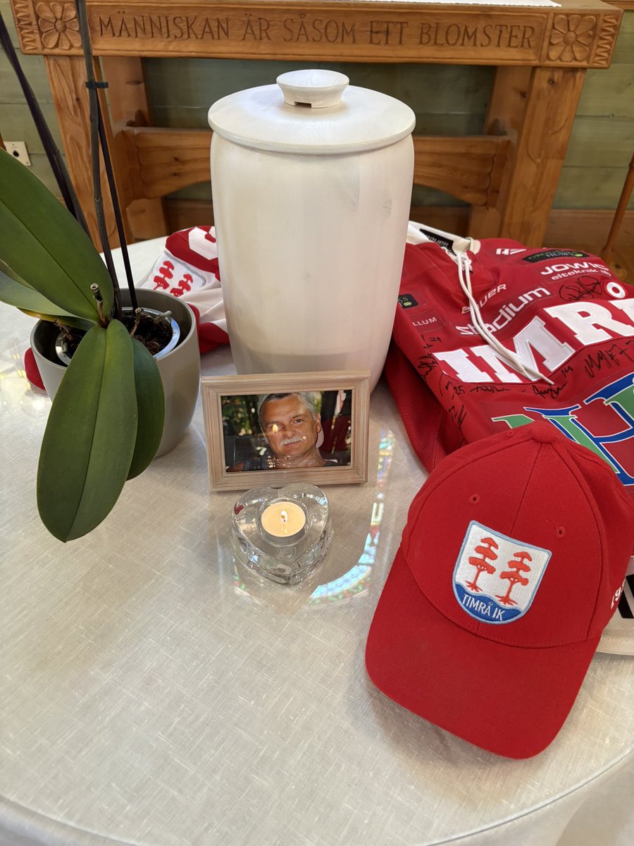 Ett sista farväl av en vän, farfar, min pappa, hans hjärta brann för Timrå IK och familjen, alltid engagerad när grabbarna spelade. Saknaden och sorgen är enorm, vila i frid pappa ❤️‍🩹🤍💙