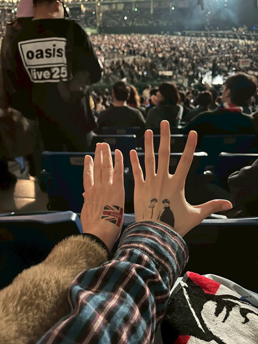 KanamonYah1974's tweet image. Oasis Live‘25から半年

[Standing on the Shoulder of Giants🏙️]の年に産まれた長男と[Heathen Chemistry🌀]の年に産まれた長女
家族4人で体感したLive‘25は人生最高の音楽体験だった！

これを超える体験が‘27に待っていることを祈って明日からも頑張ろう！

 #OasisLive25