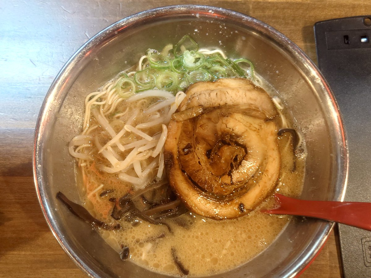 akiB28971912's tweet photo. 松山でのズーカラデルのライブ超楽しかった！
ちょっぴり酔っ払いやったのでアンコール前に大きな声で漂流楽団歌ったのはおれっちです🙇
恥ずかしかったけど吉田さんや鷲見さんがいつもより早く出てきてくれたおかげで助かりました🤣
そして毎度おなじみラ後のラ🤘
#ズーカラデル
#WstudioRED https://t.co/X6Jsz1cI3G