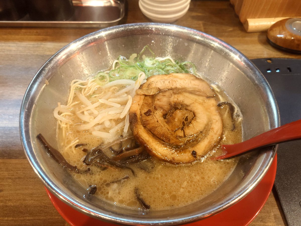 akiB28971912's tweet photo. 松山でのズーカラデルのライブ超楽しかった！
ちょっぴり酔っ払いやったのでアンコール前に大きな声で漂流楽団歌ったのはおれっちです🙇
恥ずかしかったけど吉田さんや鷲見さんがいつもより早く出てきてくれたおかげで助かりました🤣
そして毎度おなじみラ後のラ🤘
#ズーカラデル
#WstudioRED https://t.co/X6Jsz1cI3G