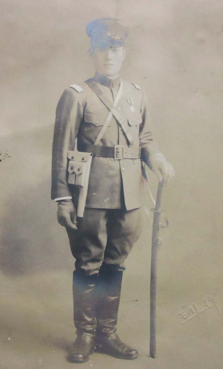 zaramegasi's tweet photo. 謎の将校（軍官？）写真。

・服は日本陸軍の昭五式。（５つ釦に通常物入）
・襟章は満州国軍や中華民国軍の５角形型。
・肩章は北洋軍閥軍？
・いわゆる蒋介石バンドに全体を革で包んだ刀。
・腰には真新しそうなモーゼル拳銃嚢。
・胸に赤十字社員章？

・・・・初期の満州国軍でしょうか？ https://t.co/H4zojlQUEB