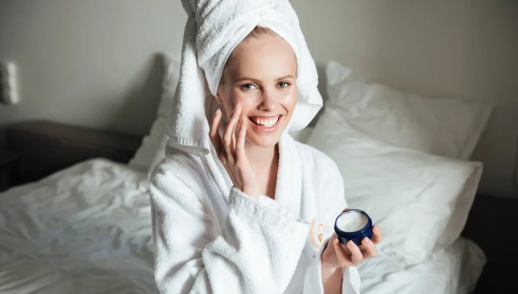 onlyupgame26's tweet image. Rest and reset 🌙✨

Your skin does its best work while you sleep. Master the ultimate nighttime skincare routine to repair damage, lock in moisture, and wake up with a refreshed.

Get the nighttime guide 👇
onlyup-game.com/nighttime-skin…

#NighttimeSkincare #BeautySleep #GlowUp