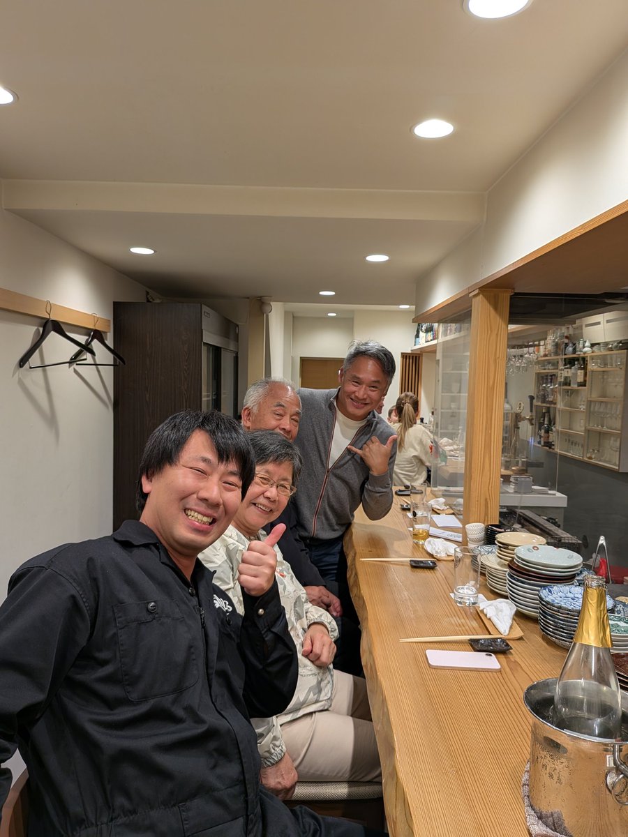 be_be1016's tweet photo. 京都で1週間。

とある撮影が終わって、京都で一番好きな行きつけのお店にマネージャーさんと。

隣が台湾から来た方々で。

今年、台湾での中国語(台湾語)落語公演を再開したいと思ってた矢先。

これは神様が

台湾でまたやりなさい！

って言ってくれてると勝手に解釈しました。

今年か来年までに絶対台湾公演やるぜ！

またイチから中国語(台湾語)落語、覚え直す！！！