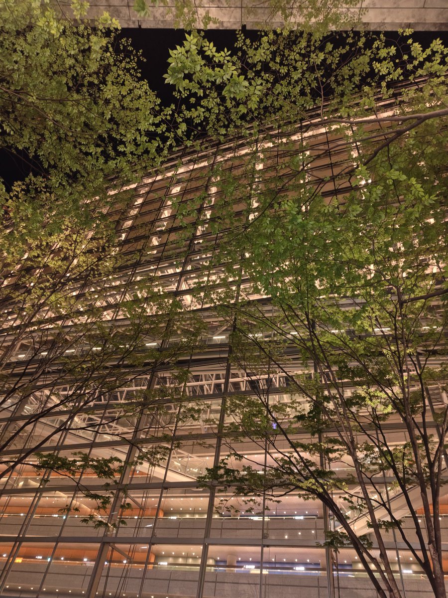 たかがゲームだよ！？そこにどんな熱量と夢と浪漫をつぎこんでるんだ！
自分もクリエイターとしてすごくわかります！本気で何が悪い！
いやー素晴らしい時間でした…ただただ脱帽…
#スクエアエニクス　#コンサート　#FF