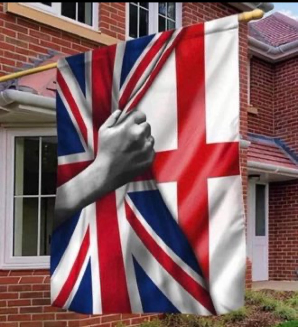 pablocapaldi's tweet image. no such thing as "british police" those officers are english 🏴󠁧󠁢󠁥󠁮󠁧󠁿 #OwnIt