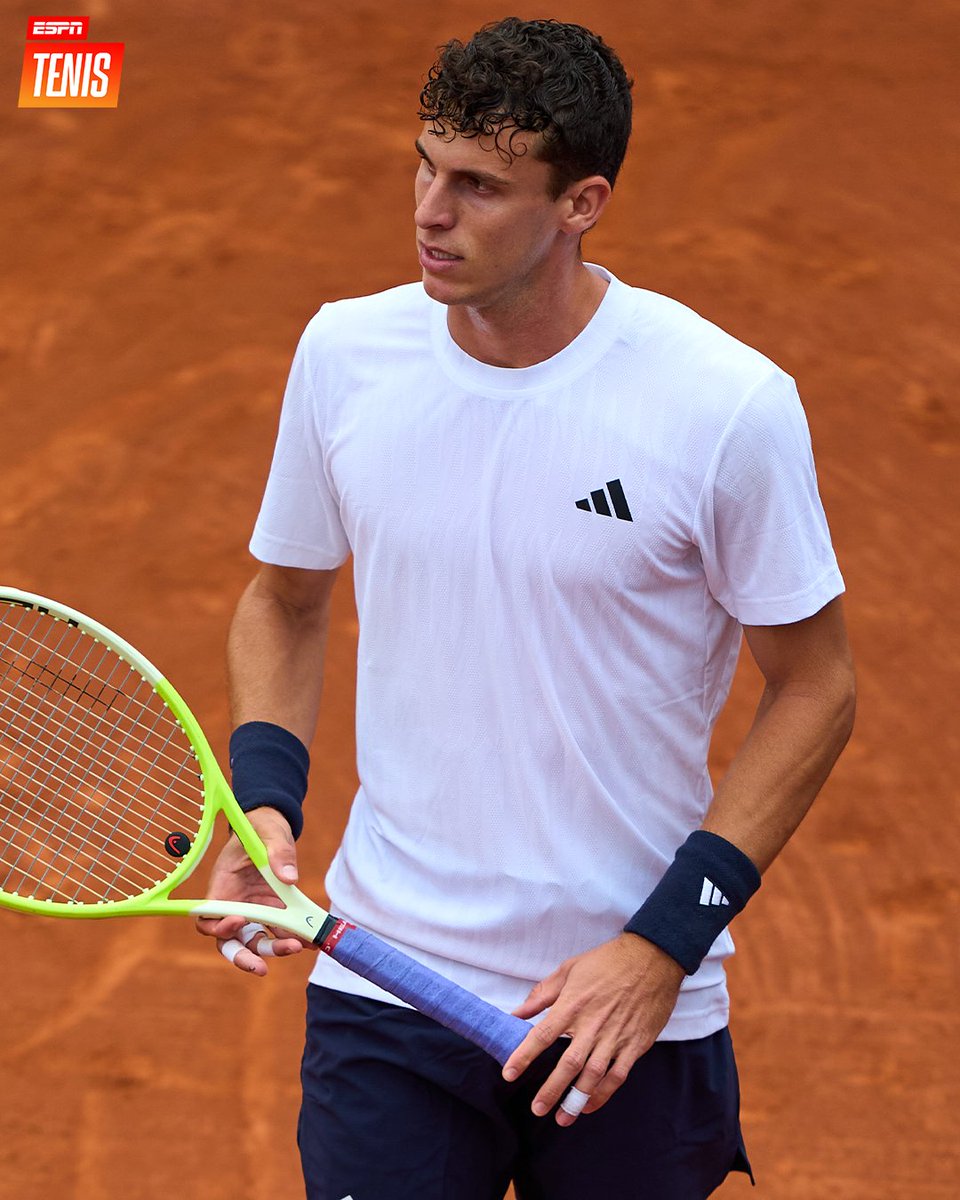 ESPNtenis's tweet image. EVITÓ EL DUELO DE HERMANOS. ✋

🇮🇹 Luciano Darderi derrotó a 🇦🇷 Juanma Cerúndolo por 6-1 y 6-3 y está en tercera ronda de #Madrid. 

🔜 Francisco, su próximo rival.