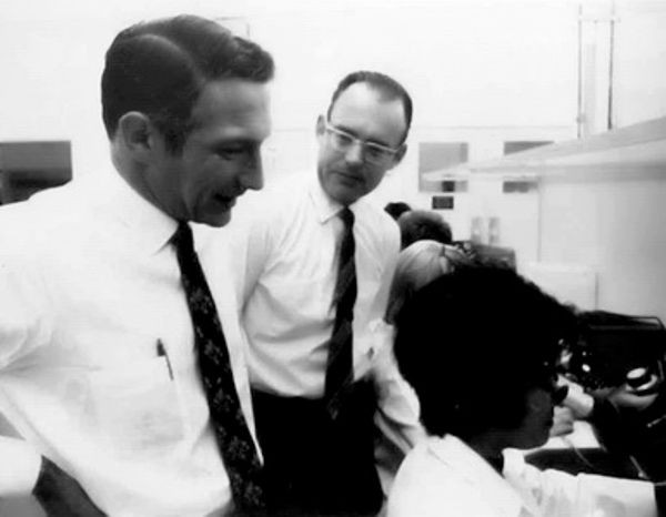BSUCompSci's tweet photo. OTD: April 25, 1961: Noyce Awarded Patent for "Integrated Circuit"
US Patent Office issues Robert Noyce a patent for the silicon integrated circuit. They replace transistors in computers, allowing the machines to be significantly smaller.
https://t.co/VHUdnAvyxP https://t.co/c6xoPpxwyG