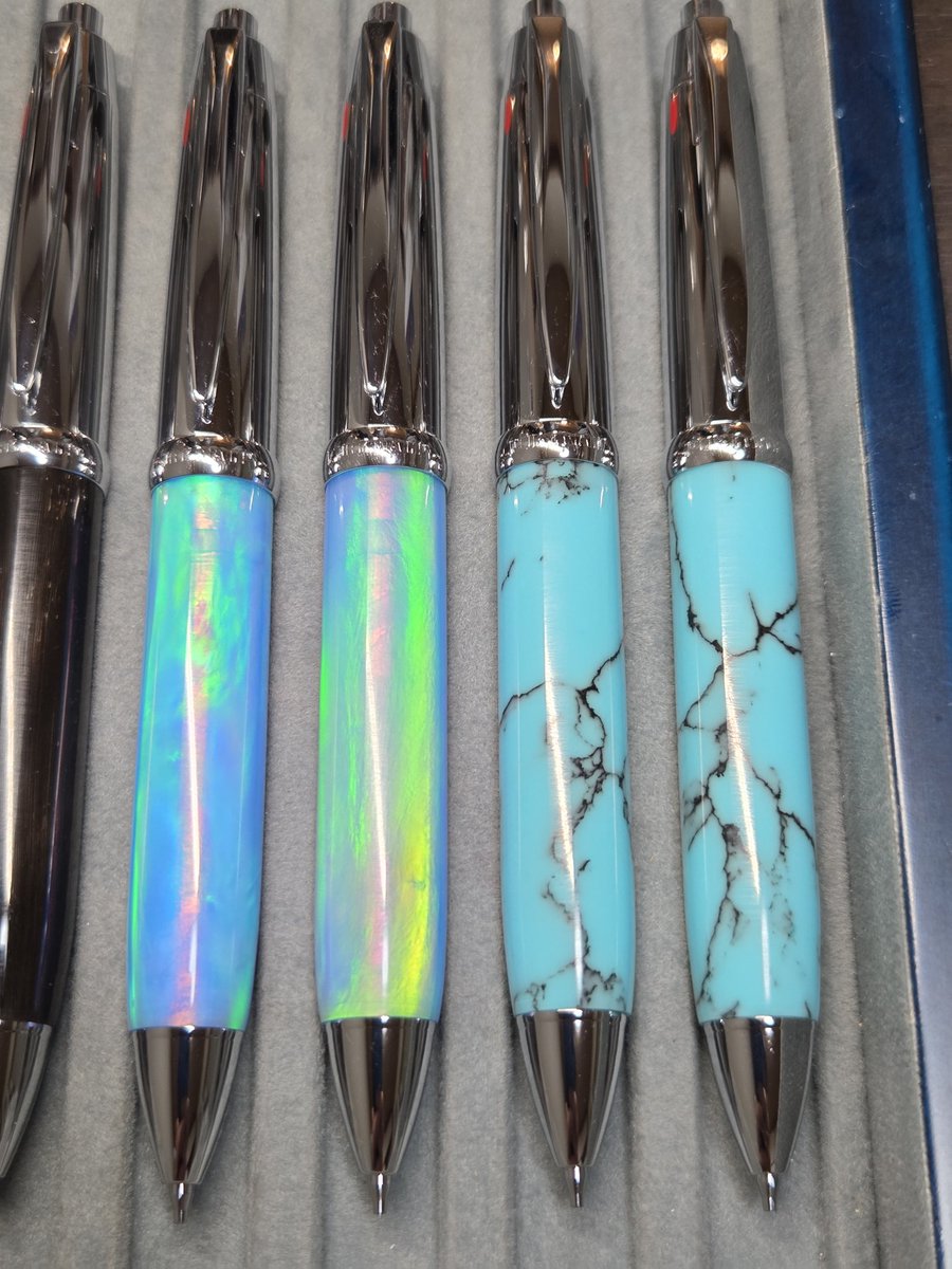 ハイブリッドオパールとアクリル樹脂ターコイズ風です。
ハイブリッドオパールは角度で表情が変化して、とても綺麗です。
写真だと輝きの表現が難しいです。
ターコイズ風は文具マーケットで買った材料を使いきってしまったのでもう作れません。