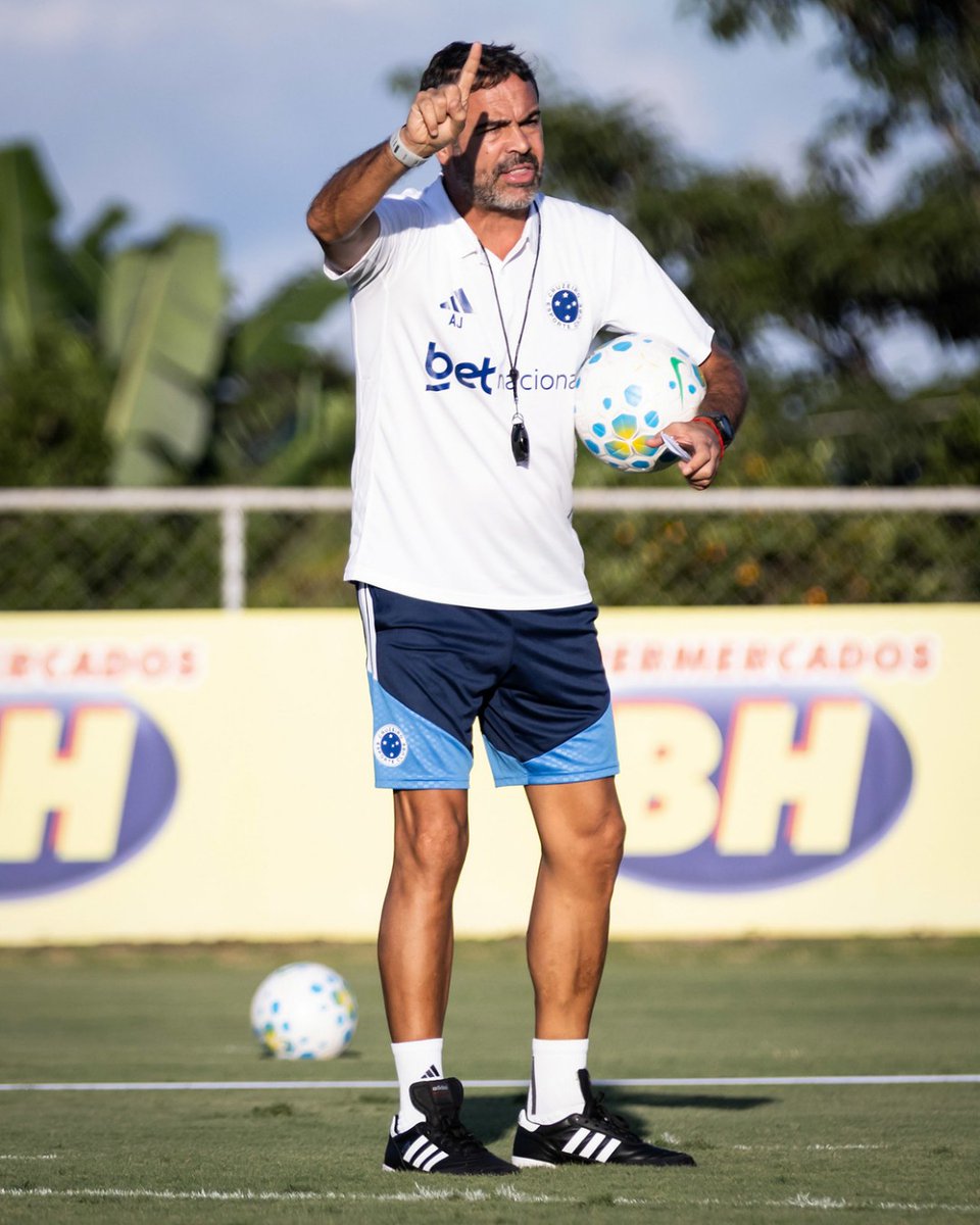 Provável escalação do Cruzeiro x Remo:

Otávio (Matheus Cunha); Kauã Moraes, Jonathan Jesus, Villalba e Kaiki; Lucas Romero, Matheus Henrique, Christian, Gerson e Arroyo; Kaio Jorge.

📰 <a href="/centraldatoca/">Central da Toca</a>