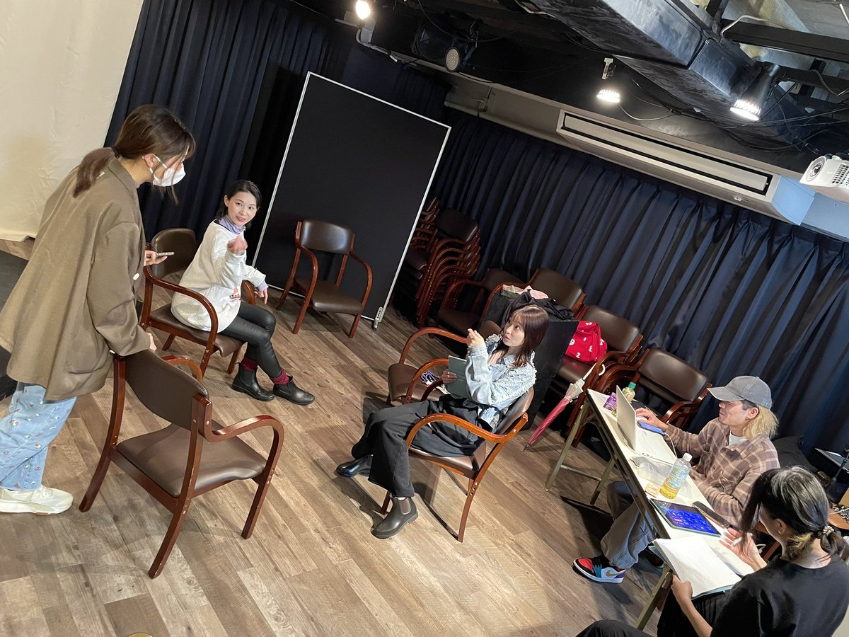 #落鳥賛歌稽古場日誌
今回の #落鳥賛歌
Wキャストにも色々あり
二役を持つキャストが、、、
コレはあくまで日によって違う役を演じる.という意味で
稽古をするとオリジナルキャスト、新たに演じるキャスト双方に〝これまで表に現れていなかった解釈でのアクティング〟が生まれる事も

見逃せない