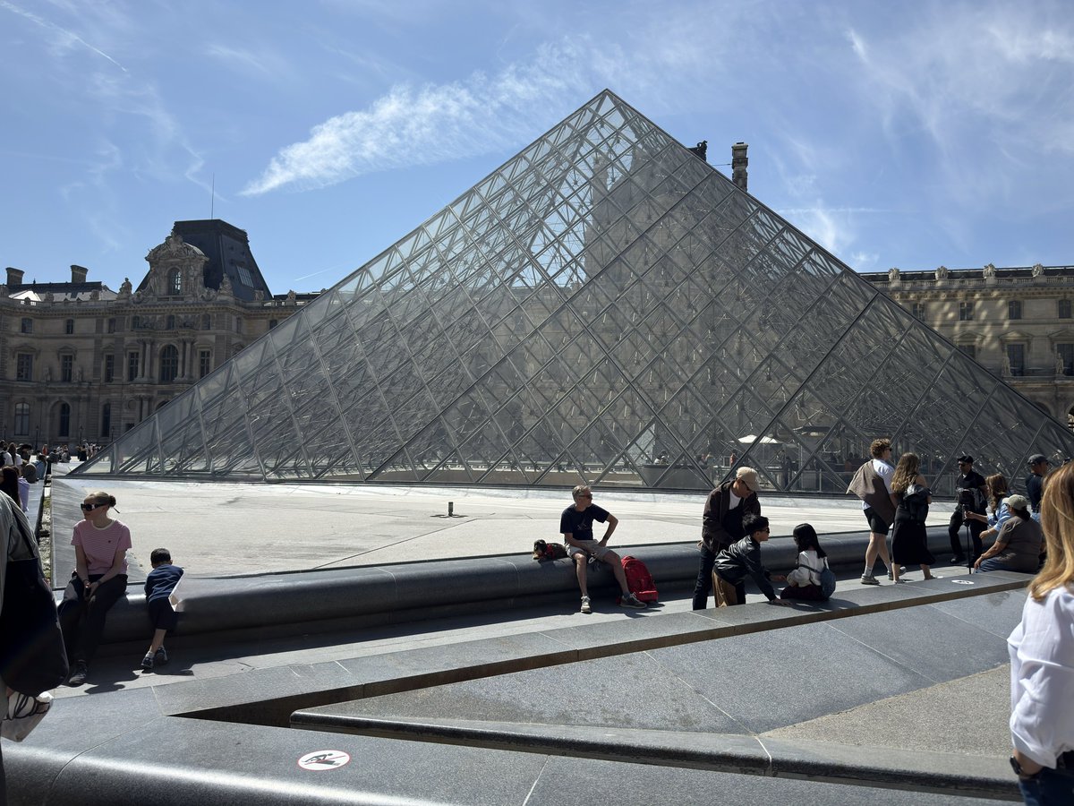 Finally ticked off a bucket list item today looking the Mona Lisa in the eyes and walking through the Louvre.

It was pretty special for me. Still feels a bit unreal that I got to do that.