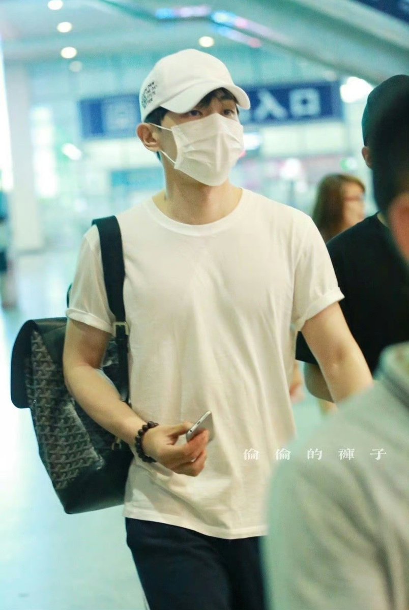 mingbaimingbai's tweet photo. Lunlun + white shirt  = 🔥
Credit photo: logo, 逛吃逛吃vivier
#Denglun #เติ้งหลุน #邓伦 https://t.co/25dgawENQ4
