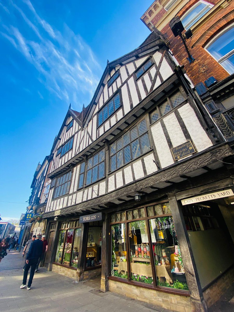 yorkgin's tweet image. It’s an ice creamy day in Eboracum ! 😎❤️

Can you spot our shop beyond the Jackson’s ice cream stall? 

📸 York Gin’s Jenny 🥰

@VisitYork 
@yorvaleltd 

#york #yorkgin #icecream