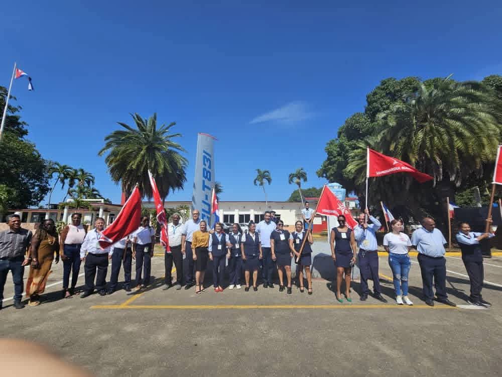 harleidis1's tweet photo. En acto presidido por @E_RdgzDavila, @JoelBArcher y @LabradaKatia se les entregó la bandera que los acredita como Vanguardia Nacionales a las empresas del sistema de la aviacion.
Llegue las felicitaciones a, @Ecna,  @AerovaraderoSA ,@IACCdeCuba, @Ccoa y @ServacCuba.
@MitransCuba https://t.co/KpJs2zUdrn