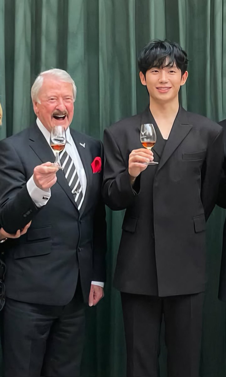 haeiness_pk's tweet photo. Jung Haein and Richard Patterson at The Dalmore evening party. 😍✨️🥃
#JungHaein #TheDalmore https://t.co/KAJMDAvmlr