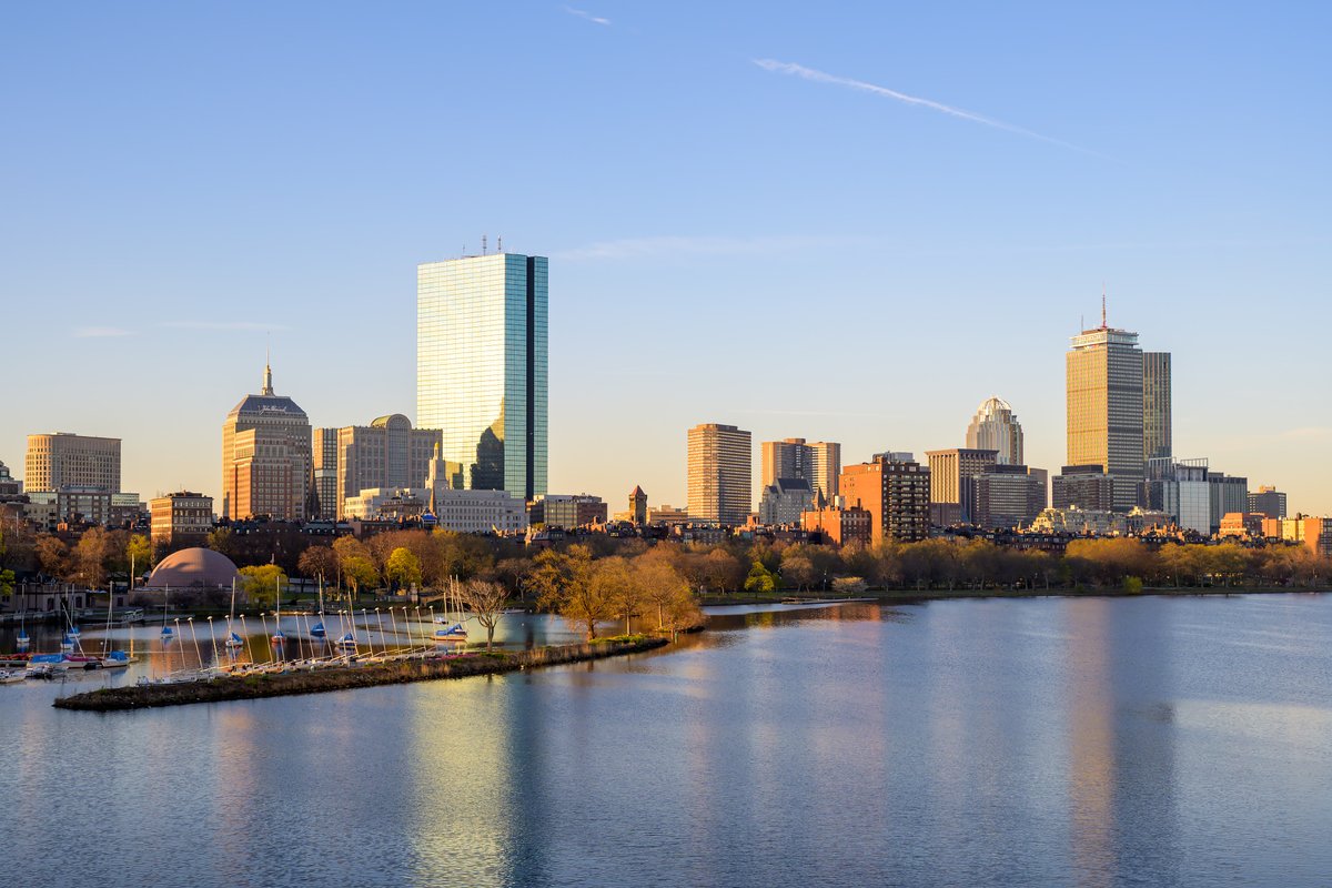 Leecosta's tweet photo. Sunrise over the #boston skyline this morning. https://t.co/dUvvc9XVBZ
