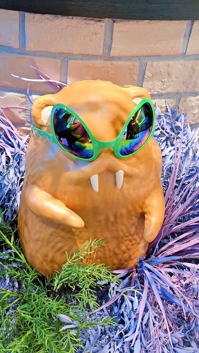 샨님 덕분에 카페 크리스타리움가서 
초행 알딩과 함께 신메뉴 맛보고 왔다네요 😋
(사진은 샨님거 쎄빔, 대신 삼각대가 되어드렸어요)