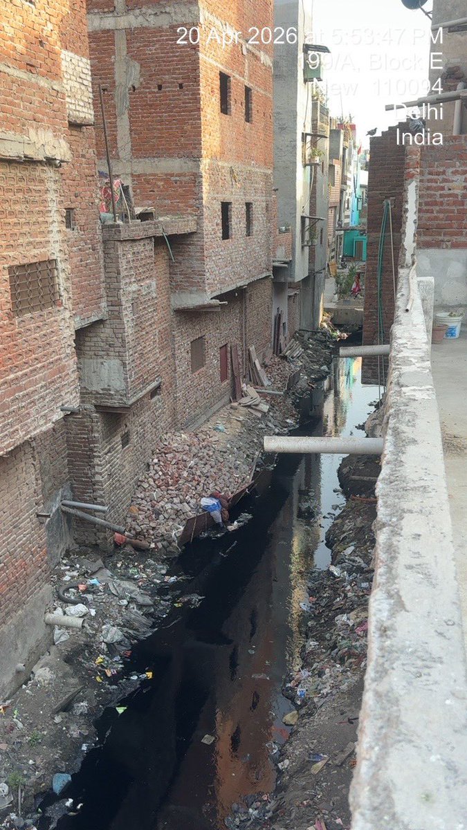 The_Public_Msg's tweet photo. Dumping of malwa &amp; encroachment on Bund Drain (I&amp;F Dept, CD-4) behind D-Block, Street 18 khajuri khas 
Violation of Water (Prevention and Control of Pollution) Act, 1974, Environment (Protection) Act, 1986 &amp; National Green Tribunal norms.
@IFC_Dpt @DPCC_Pollution @CPCB_OFFICIAL https://t.co/WHEpXM5jhM