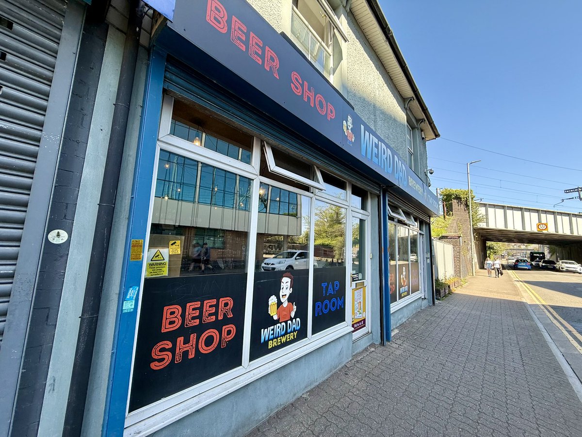 rwnash's tweet image. Stromberg - Bearwood - 6.5% ABV. B++, fruity, dank, stone fruits and strong. Thick and juicy #ale #beer #bier  

3.5/5. Cooling and relaxing in Weird Dad #Newport Dave is full on with quality recommendations. #Beanoing