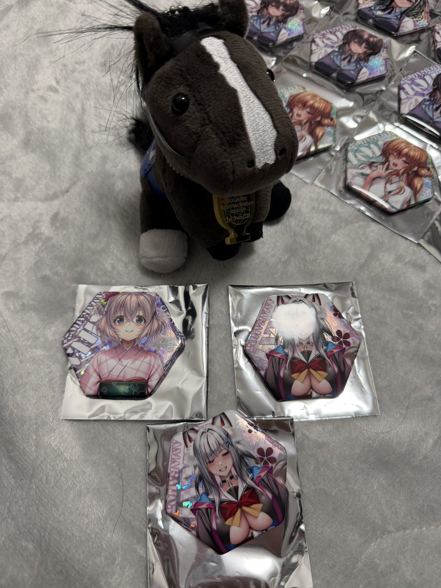 KurosawaNagi53's tweet image. 缶バッジの結果
今回は特別に愛馬イクイノックスのぬいぐるみを連れて行ったおかげで、シークレット含めて全種コンプリート！合計48連でした✨

#MCF #アマカノ #あざらしそふと