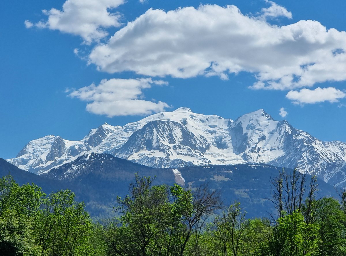 subfossilguy's tweet image. Mont Blanc, still, but for how long ? 🧊

The endless summer started weeks ago! 🔥
Today still unseasonal heat with 26°C in Sallanches and 22°C in Chamonix 🌡