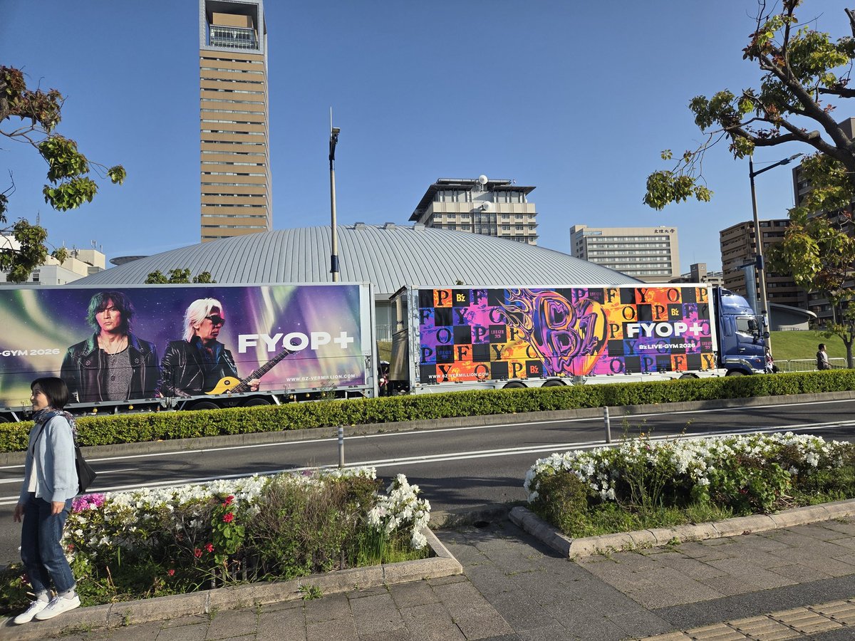 take1018bz's tweet image. チケット無しで直前ねらいで行ったけど結局取れなかった😨グッズだけ買って音漏れ聞いて帰ってきたけど楽しかった会場はやっぱいいね👍
明日はチケットあるよー😜楽しみやぁー
#B'z
#あなぶきアリーナ
#FYOP+