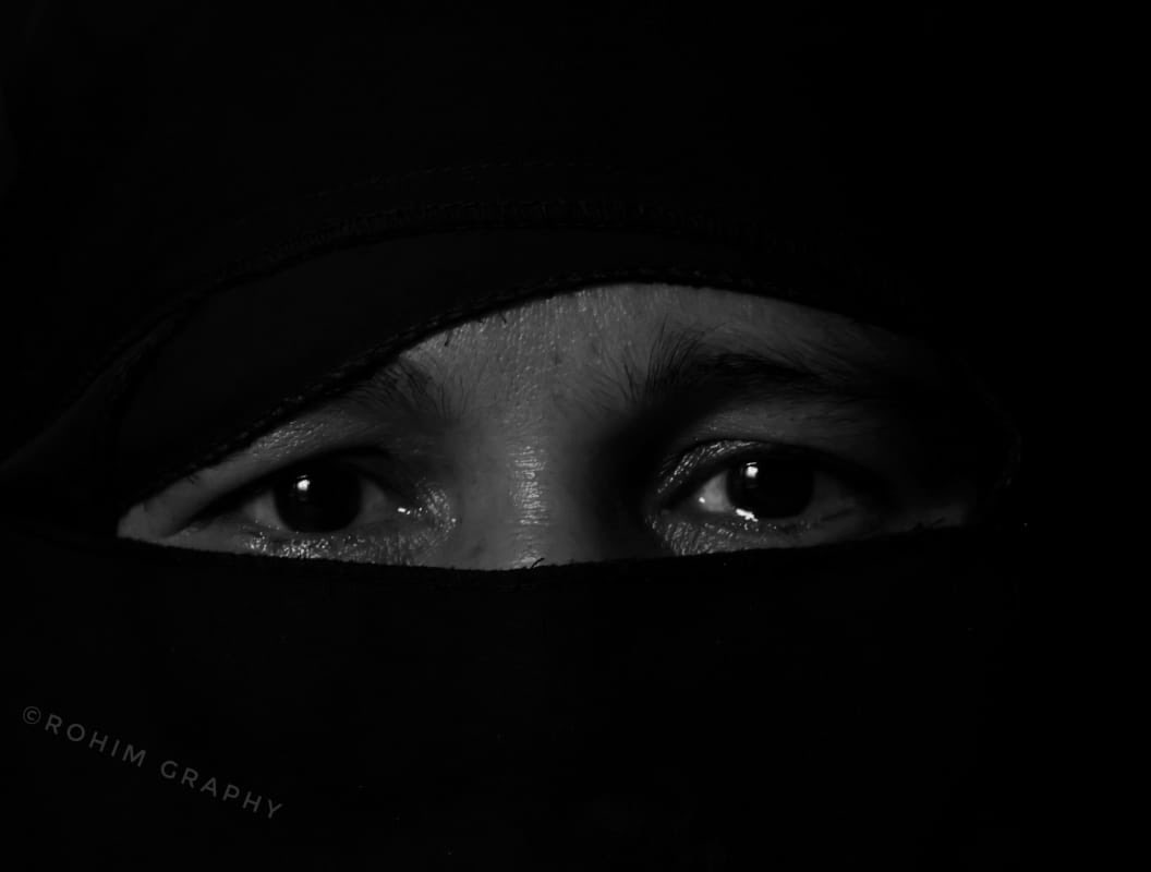CFWRohimUllah's tweet image. A Rohingya woman waits for news of her brother who is feared dead after recent boat capsizing in the Andaman Sea. The grief in her eyes is stronger than words.

#Rohingya #Refugees #BoatCapsized #andamansea #humantrafficking #DocumentaryPhotography

Photo: @CFWRohimUllah