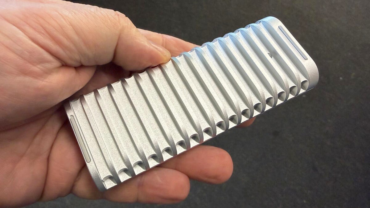 lopezunwired's tweet image. I drove a bulldozer over this SSD enclosure so you don't have to - here's the result dlvr.it/TSD3rt #Technology #InformationTechnology #Computers #Computing