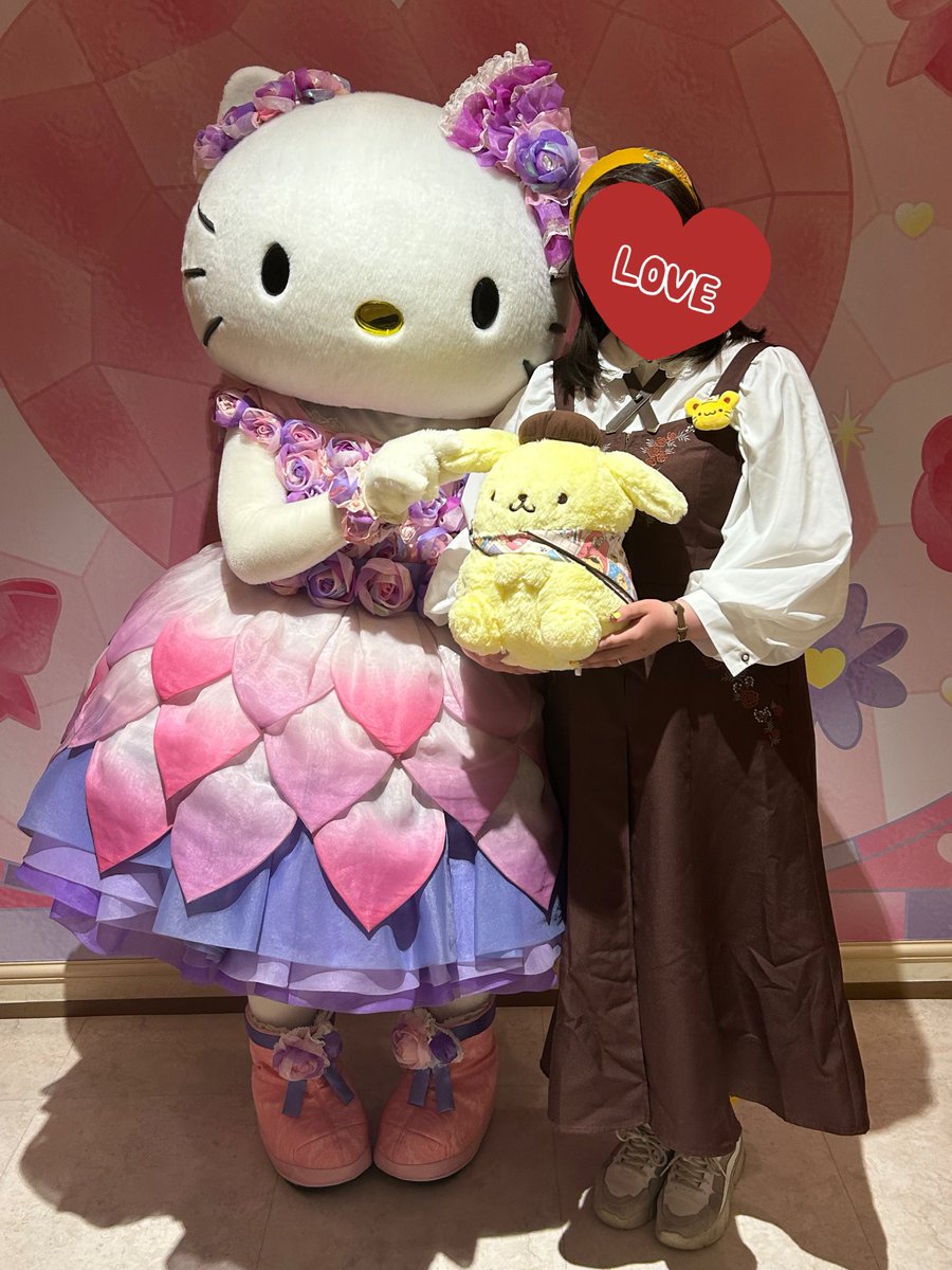 senri119's tweet photo. 30周年のグッズをプリンに着けてみた！
なかなかキュート💕
プリンにめちゃ近タックルを受けて、
キティちゃんにはお耳を摘まれてパシャリ♪
プリンのネイルもかわいいって言ってもらえて嬉しかったな✨ https://t.co/K8OrX5H8i0