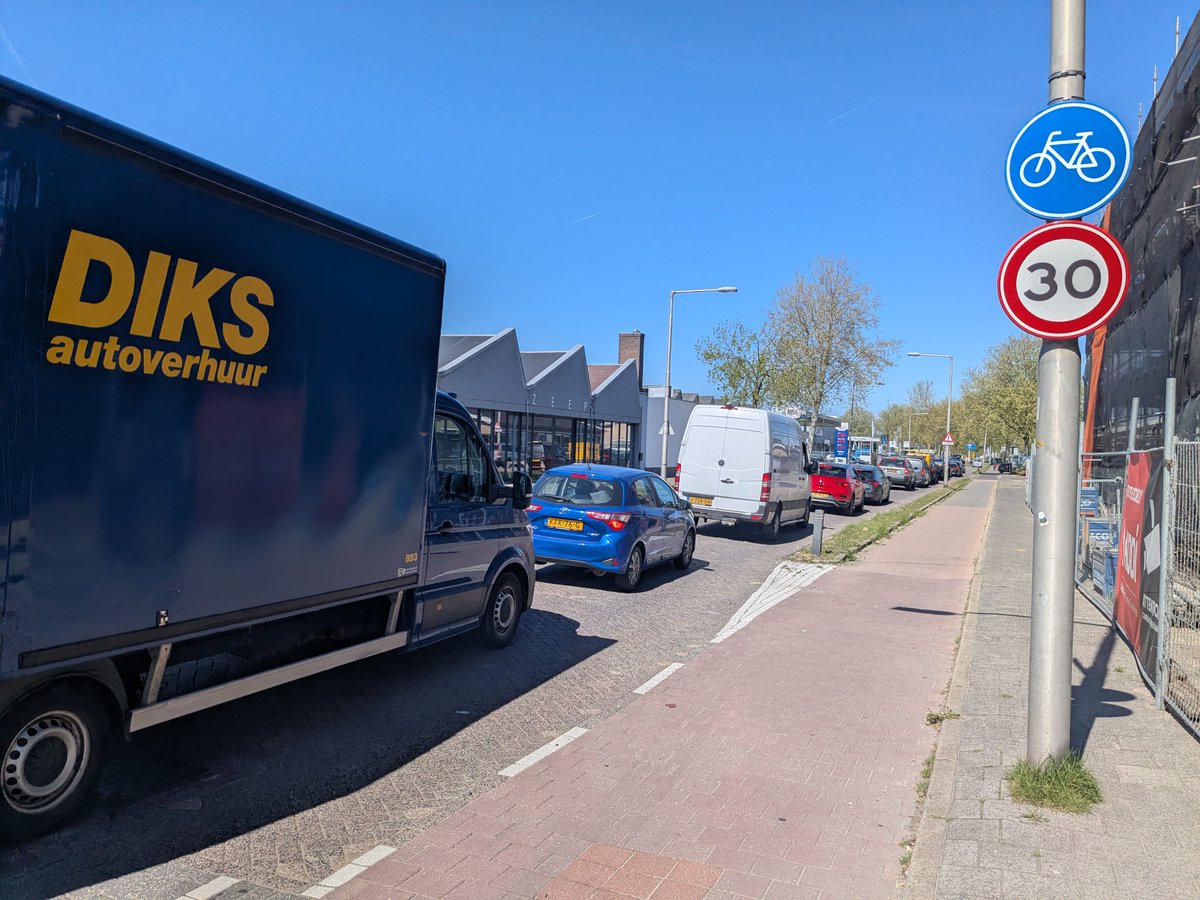 Binnenstad_org's tweet photo. Staan ze weer, hoor. 🤣
Maffe tatta's die op zaterdag met een gehuurde boedelbak of gehuurd busje uren in de rij staan bij de ROVA om hun zooi te brengen!
Terwijl je de zooi ook gewoon bij je flat kan dumpen!
#Schothorst #Amersfoort Daar kan wel een AZC bij! https://t.co/QW14UGxBCU