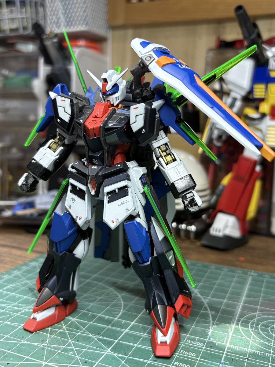 7_cbo's tweet photo. オリジナルミキシング

デュエルガンダム　アナザーシュラウド(仮)
完成しました！

傭兵部隊から大型兵装とジャンク屋から謎の試作ドラグーンを貰い改修した厨二設定。

デュエルを元にセカンドLとAGE-FXとジャンク品で作りました。

ポージング下手なのは気にしないでください。

#ガンプラ https://t.co/KfShIJoHlk