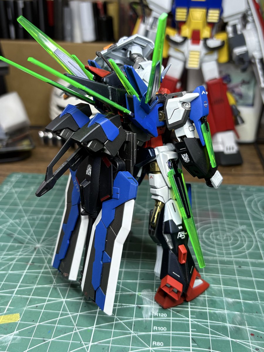 7_cbo's tweet photo. オリジナルミキシング

デュエルガンダム　アナザーシュラウド(仮)
完成しました！

傭兵部隊から大型兵装とジャンク屋から謎の試作ドラグーンを貰い改修した厨二設定。

デュエルを元にセカンドLとAGE-FXとジャンク品で作りました。

ポージング下手なのは気にしないでください。

#ガンプラ https://t.co/KfShIJoHlk