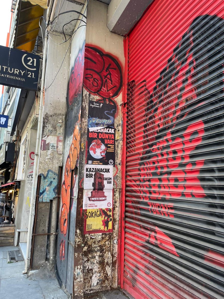 dogannnnI2297l's tweet photo. kadıköyde onlarca duvar boş iken gidip başka bir örgütün afişlerini kapatmak her şeyden öte verilen emeğe saygısızlık, ayıp. tipli arkadaşlar bu durumdan rahatsız olmuyorlar mı https://t.co/JXCumtX1jk