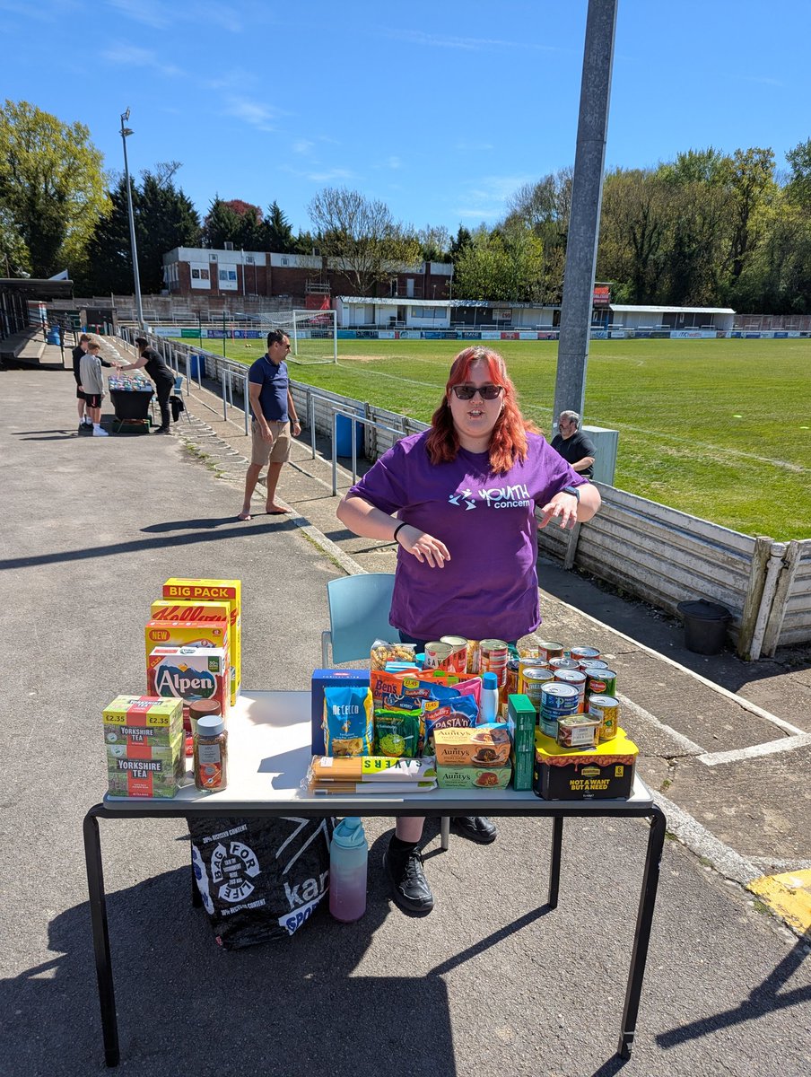 21DucksTrust's tweet image. Food donations pouring in for @AylesburyUtdFC charity partner Youth Concern. #CommunityDay #coyd 🦆💚