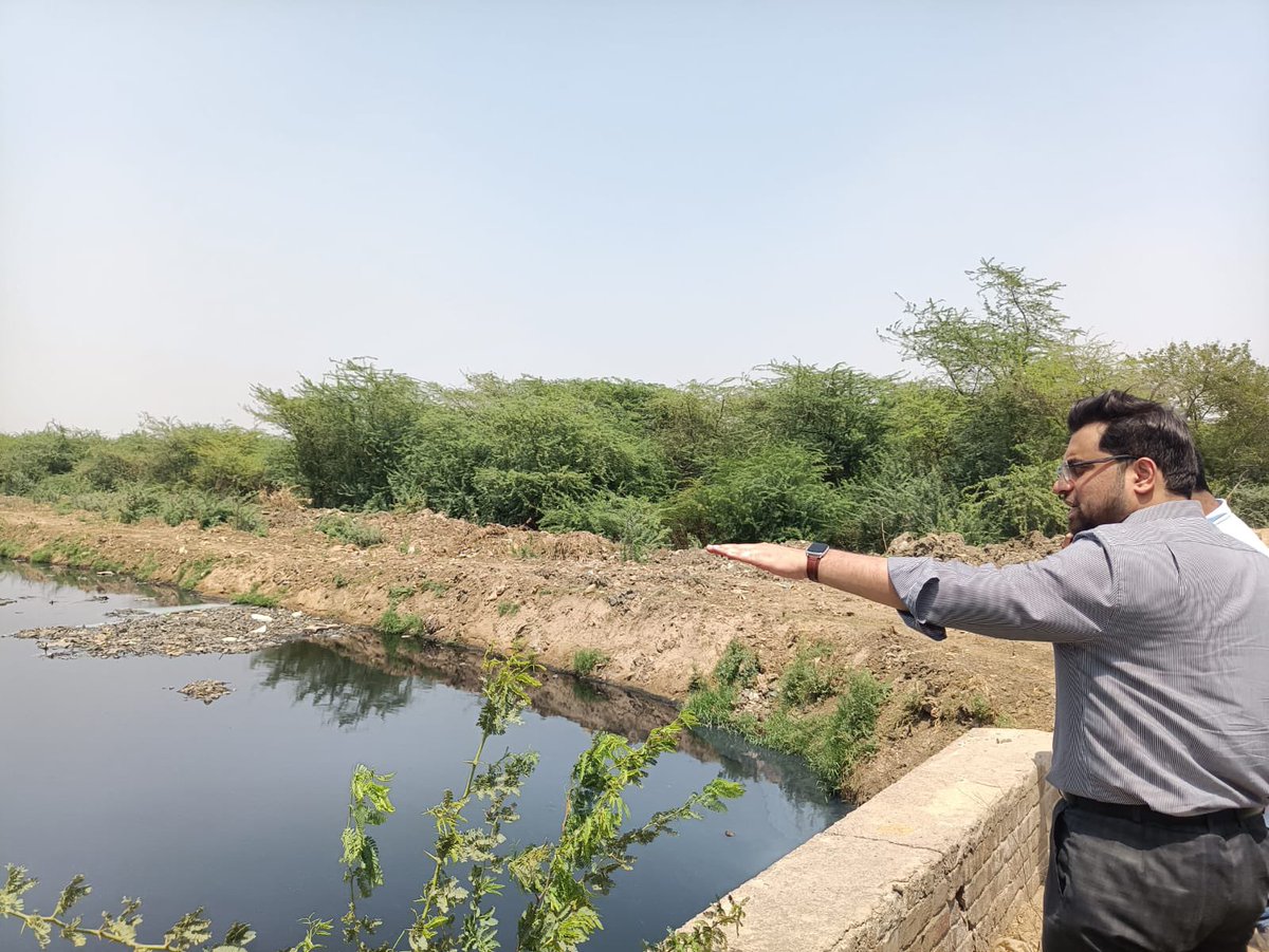 DC_Faridabad's tweet image. #Information | Deputy Commissioner Shri Ayush Sinha conducted a comprehensive and intensive on-site inspection today, Saturday, of the cleaning arrangements for various major drains—including the Budhiya Nala—with the objective of permanently ridding the city of the problem of