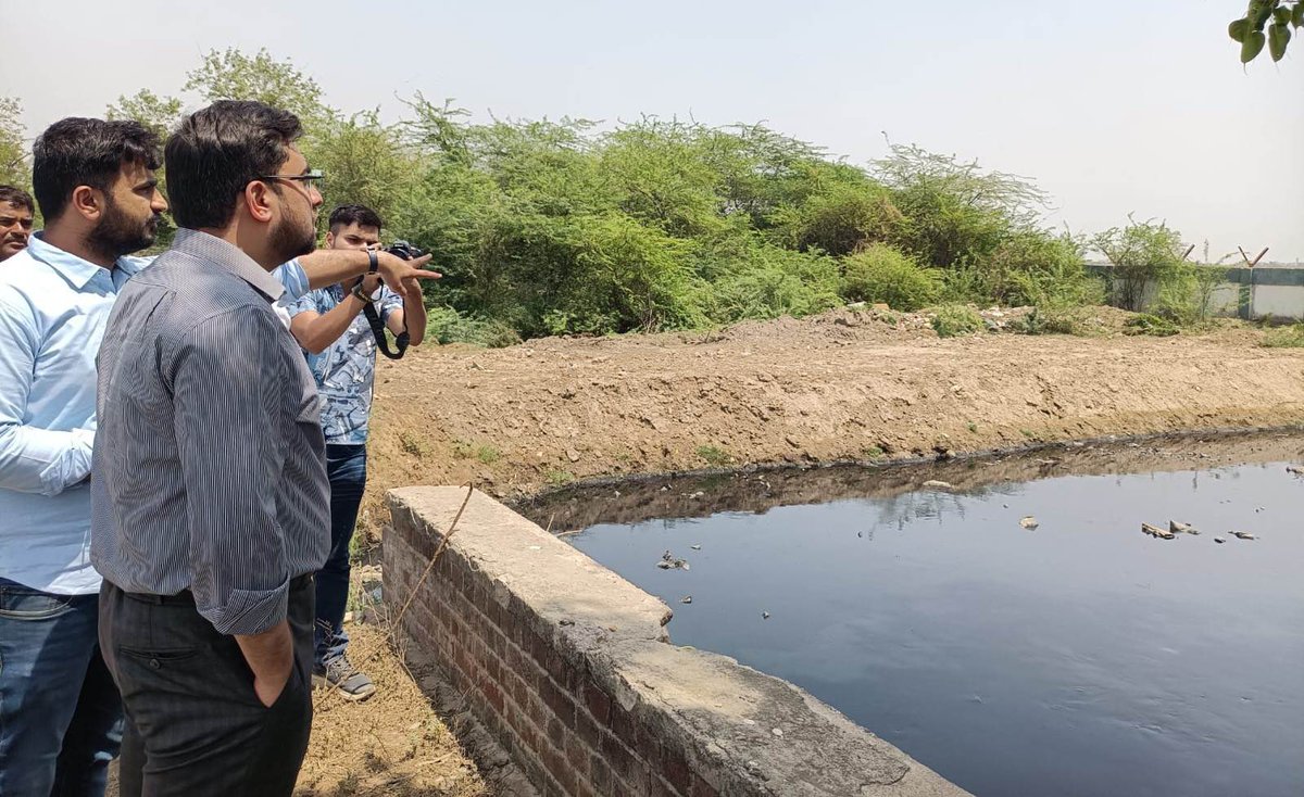DC_Faridabad's tweet image. #Information | Deputy Commissioner Shri Ayush Sinha conducted a comprehensive and intensive on-site inspection today, Saturday, of the cleaning arrangements for various major drains—including the Budhiya Nala—with the objective of permanently ridding the city of the problem of