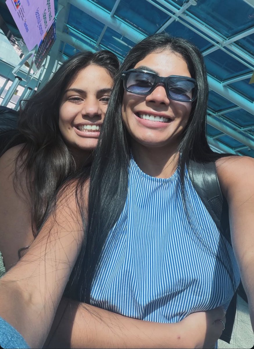 melissacomenta's tweet photo. lindinhas, vou sentir falta das duas juntas 💙😭 https://t.co/vXDawggDkM