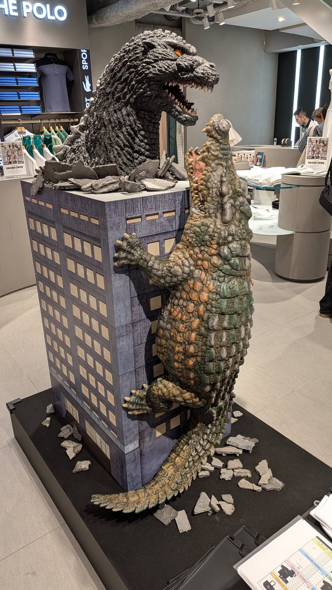 今日からオープンしたラコステ新宿本店で展示している平成ゴジラの頭部