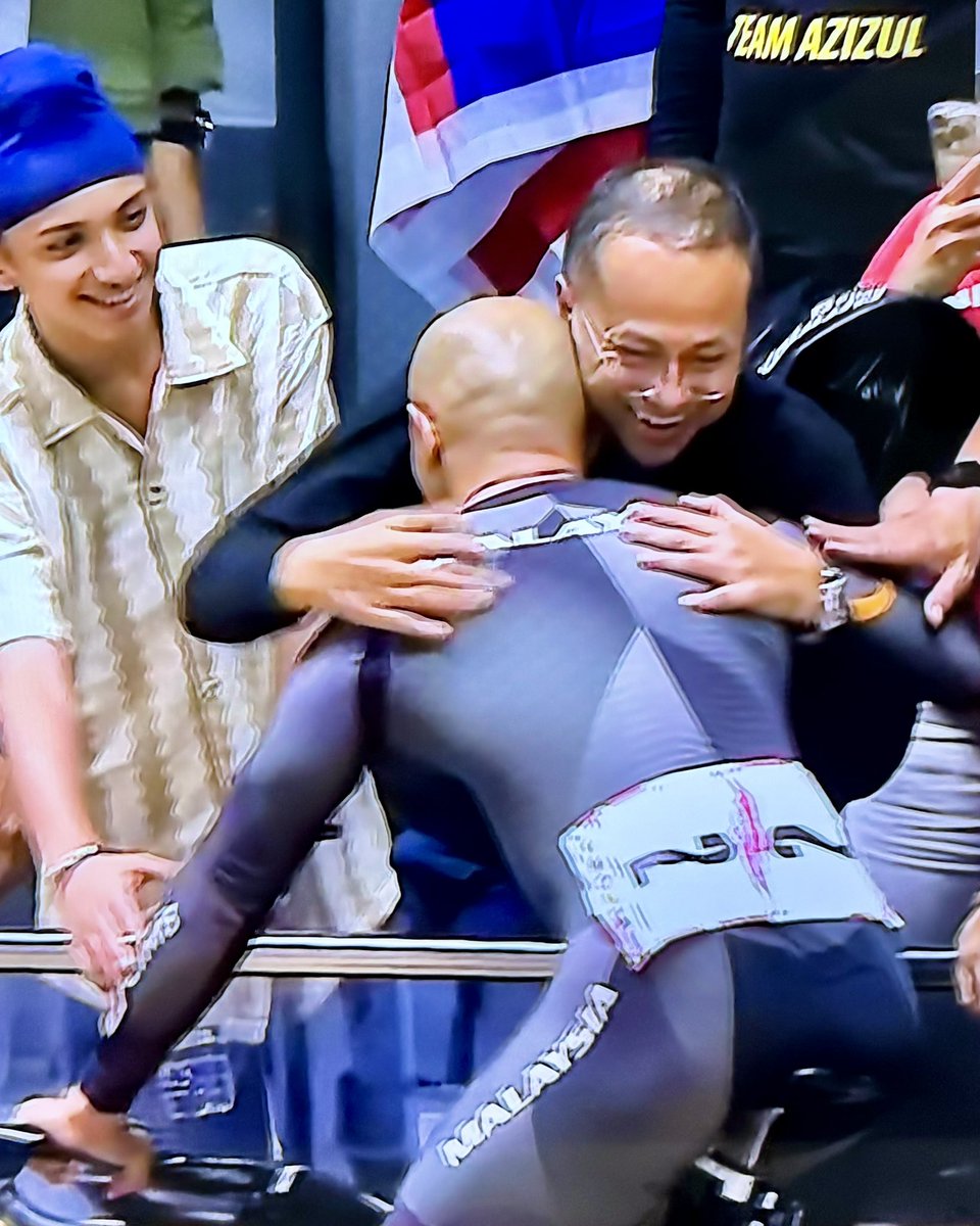 PiangShankly's tweet photo. From open heart surgery 4 years ago, 
to trademark wheelie at finishing line,
to world champ again..

Tahniah Dato' @AzizulAWANG 
Keirin @UCI_cycling World Cup winner 🥇
🇲🇾🖤🤍 https://t.co/8jlsKtJBZa