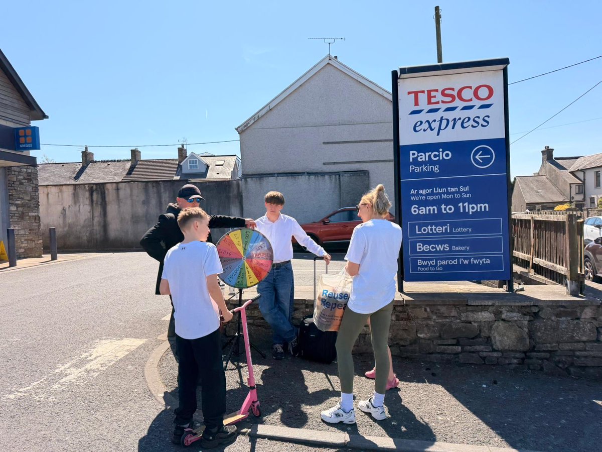Bolloltd's tweet photo. Even when we’re having a quick lunch break, we’re happy to share the news about #TrackSafety - the folk in #Pencoed are really clued up!

#didntseeitcoming
#IAmTrainSafe
#RailSafety
@NetworkRailWAL
@BTPWales https://t.co/ekTLNJcyCO