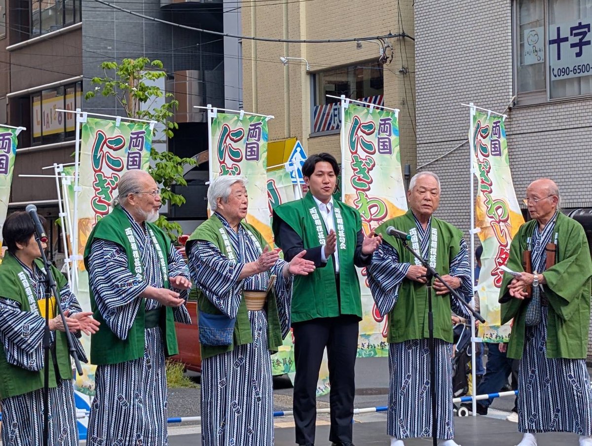 5884sumida's tweet photo. 【㊗記念すべき２０回目】

今朝は両国の春の恒例行事、第20回「両国にぎわい祭り」へ。先月31日にリニューアルオープンを迎えた江戸東京博物館（江戸博）の効果もあってか、今年は特に人の数がすごい！👏

藤崎都議 @kouki0417 の依頼により、式典には小池都知事も参加。都が進める婚活施策に触れる中で「末広がりの墨田区八広」という言葉も！
ちなみに、八広でも”令和８年８月８日（土曜）”に両国にも負けないイベントを企画中です。乞うご期待を。

私が秘書時代にお稽古をつけていただいた「両国相撲甚句会」の発表では、ステージで一緒に披露させていただきました。いつかは一人で唄えるように頑張ります🔥

にぎわい祭りは明日も開催しています！ちゃんこ鍋はどこも行列必至なので、お目当てのお店にはお早めに！

#墨田区 #小林しょう #両国 #両国にぎわい祭り