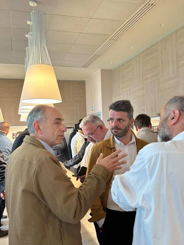 bar_dimi's tweet photo. À Lille aujourd’hui, @LesCentristes_ du Nord étaient pleinement mobilisés autour de @jf_cope , à l’occasion de la sortie de son livre Quand les populistes trahissent le peuple.

Ce moment d’échange a rappelé une réalité essentielle : le populisme n’est pas une alternative, c’est une impasse. Il prospère sur la défiance, déforme la vérité et propose des solutions aussi séduisantes qu’inefficaces face à la complexité des défis que traverse notre pays.

Face à cette dérive, notre engagement est clair. Nous portons une vision politique fondée sur la responsabilité, la vérité et le courage des réformes. Là où d’autres exploitent les peurs, nous choisissons d’agir. Là où certains simplifient à outrance, nous assumons la complexité pour mieux la résoudre.

Plus que jamais, il nous revient de faire vivre une parole politique exigeante, fidèle à l’intérêt général et tournée vers des solutions concrètes et durables pour les Français.

@LesCentristes_ 
@jf_cope 
@lesRepublicains