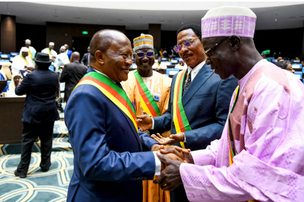 AFRICA24MONDE's tweet photo. Cameroun : 150 agents fantômes supprimés à l’Assemblée
L’AN du pays sort d’années de dérive financière. Théodore Datouo, qui a succédé à Cavayé Yéguié Djibril, tente d’y remédier mais affronte des résistances. Cette radiation allège mécaniquement la masse salariale de l'AN https://t.co/Yv424B450R